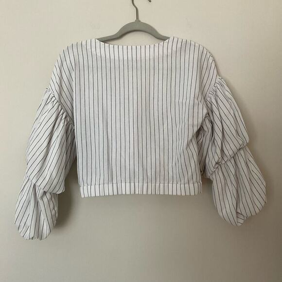 Saylor Grove Pinstripe Tiered Sleeve Top‎ - Picture 4 of 5